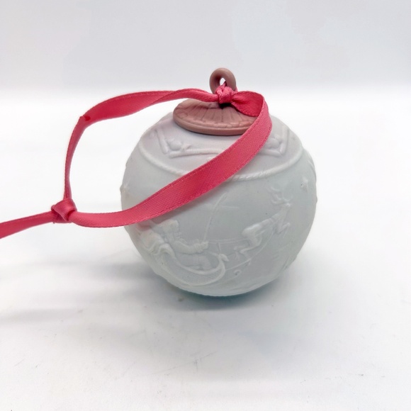 Vintage 1995 Lladro Porcelain Christmas Tree Ornament. Santa's Journey - Picture 2 of 6